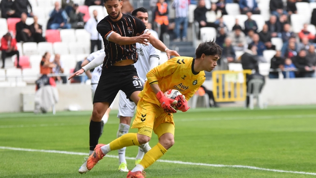 Altay'da kaleci Ulaş'tan büyük özveri