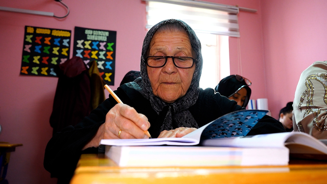 Okuma yazma hayalini 88 yaşında gerçeğe dönüştürdü