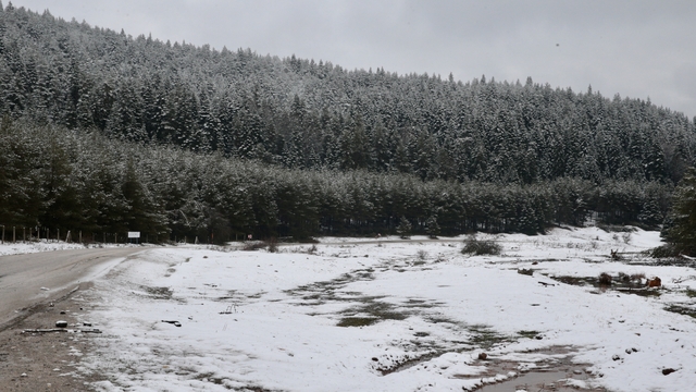 Bolu ve Karabük'ün yüksek kesimlerine ilkbaharın ortasında kar yağdı