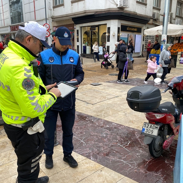Ordu'da trafiğe kapalı caddede motosiklet kullanan 261 sürücüye 364 bin lir...