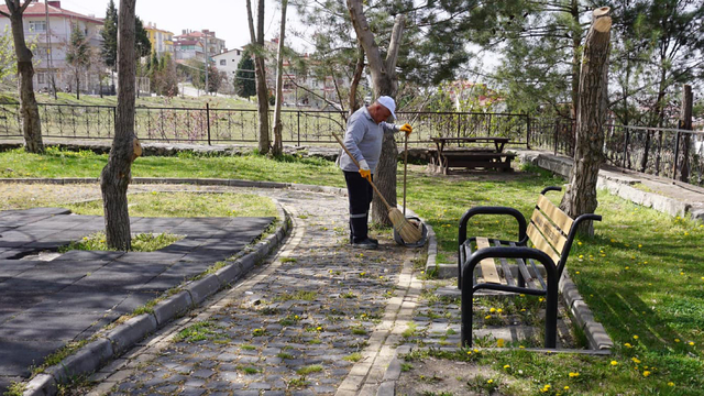 Beypazarı ilçesinde park ve bahçelerin bakımları sürüyor