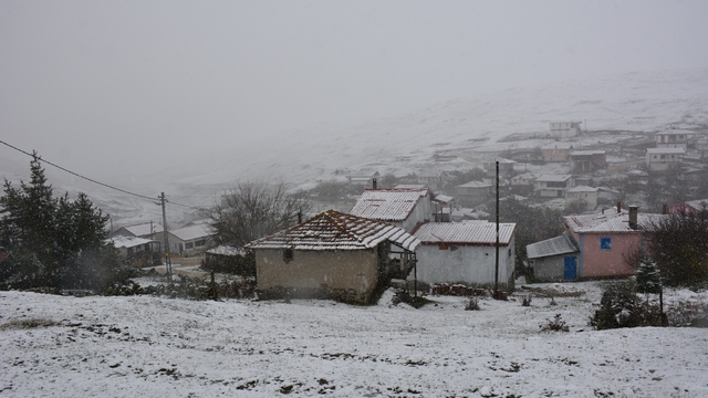 Tokat'ın yüksek kesimlerine nisan ayında kar yağdı