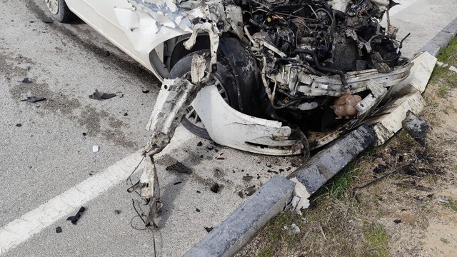 Park halindeki kamyonete çarpan otomobil hurdaya döndü: 1 yaralı