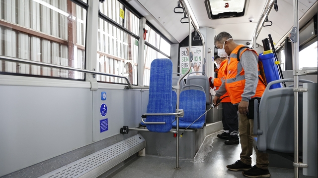 Toplu ulaşım araçları temizlenerek sefere hazırlanıyor