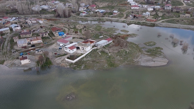 Baraj suları taştı, evler gölün ortasında kaldı
Taşan baraj suları köyü esir aldı, tarım arazileri göle döndü, bozkırın ortasında oluşan adada adeta mahsur kaldılar