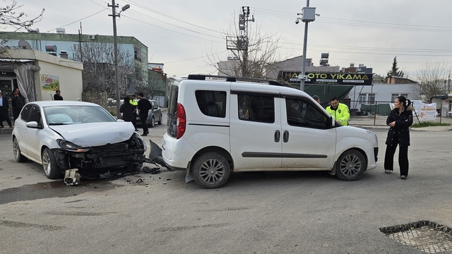 Otomobil ile hafif ticari araç çarpıştı: 1 yaralı