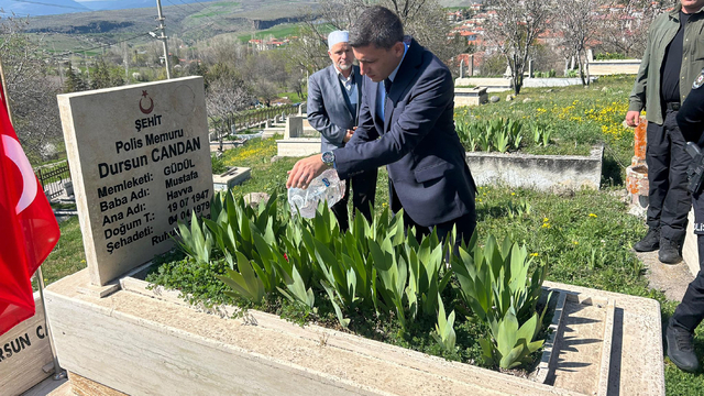Güdül Kaymakamı Naim Akar, şehit kabrini ziyaret etti