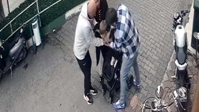 Boğazına oyuncak parçası kaçan çocuğu Heimlich manevrası ile kurtardı