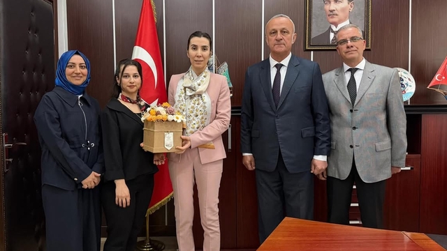 Gerze'de kütüphane görevlilerinden Kaymakam Büyüker'e ziyaret