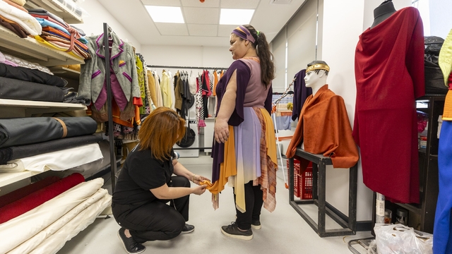 Mersin Büyükşehir Belediyesi Şehir Tiyatrosunda kostümler usta ellerde hazırlanıyor