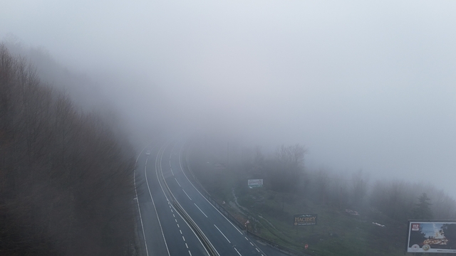 Bolu Dağı'nda sis ve sağanak etkili oluyor