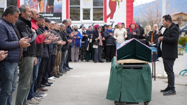 Bir anne daha hayattan koparıldı: Erzincan'da yürek yakan veda
Adana'da cinayete kurban giden genç kadın Erzincan'da toprağa verildi