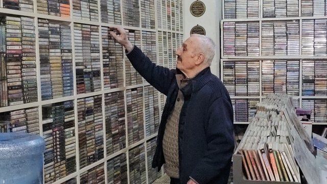 Teknolojiye direndi, 50 yıldır plak ve kaset satıyor