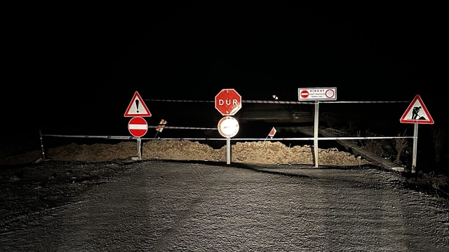 Afyonkarahisar'da sağanak nedeniyle yolda tahribat oluştu