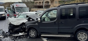 Nevşehir'de hafif ticari araç ile otomobil çarpıştı: 5 yaralı