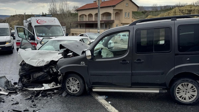 Nevşehir'de hafif ticari araç ile otomobil çarpıştı: 5 yaralı