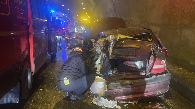 Bolu Dağı Tüneli'nde tırın arızalanan otomobile çarpması sonucu 5 kişi yaralandı