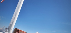 Rüzgâr türbinlerine ulaşmak için karla kaplı yollarda adeta tünel açtılar Bakım çalışması için bölgeye gitmek isteyen çalışanlar 4 metreyi bulan karla karşılaştılar İş makineleri, çalışanları taşıyan paletli arazi aracının yolunu açmak 5 saat süren zorlu bir çalışma yaptı