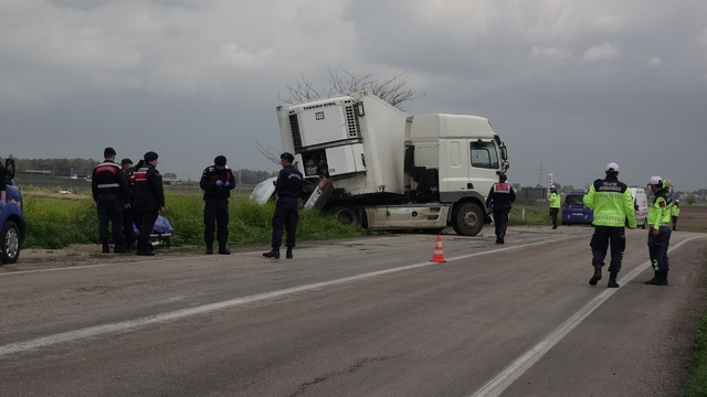Adana'da tırla çarpışan otomobilin sürücüsü öldü