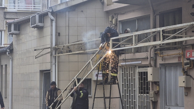Eskişehir yağmur bereketi altında
Yağışın başlamasıyla birlikte cadde ve sokaklar sakinleşti, tedbirsiz yakalananlar sığınma yeri aradı
Sağanak yağışa rağmen metrelerce yükseklikte onarım mesaisine davam etti