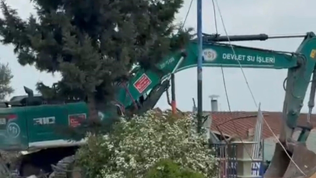 Adana'da göl kıyısındaki kaçak yapıların yıkımı sürüyor