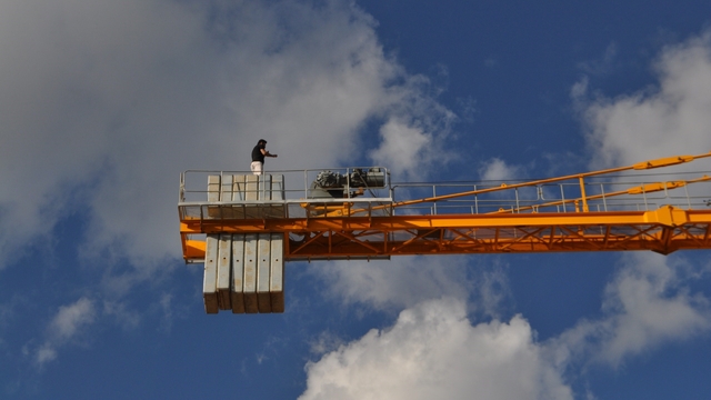 Maaşını alamayınca vincin tepesine çıktı, banka hesabına yatan parayı teyit edip indi
Maaşını alamayan vinç operatörü itfaiyeye ecel terleri döktürdü