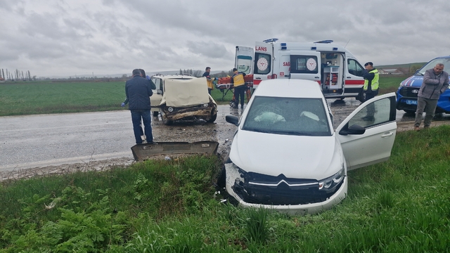 Çorum'da iki otomobil çarpıştı: 3 yaralı