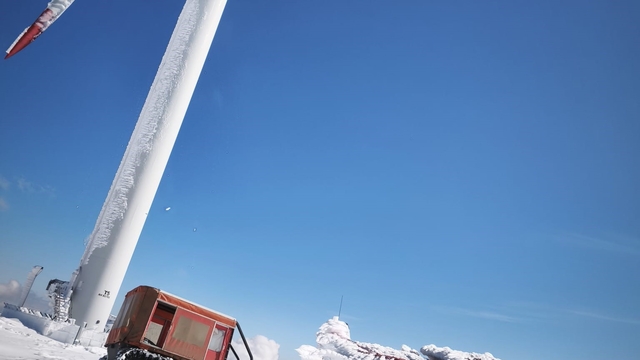 Rüzgâr türbinlerine ulaşmak için karla kaplı yollarda adeta tünel açtılar
Bakım çalışması için bölgeye gitmek isteyen çalışanlar 4 metreyi bulan karla karşılaştılar
İş makineleri, çalışanları taşıyan paletli arazi aracının yolunu açmak 5 saat süren zorlu bir çalışma yaptı