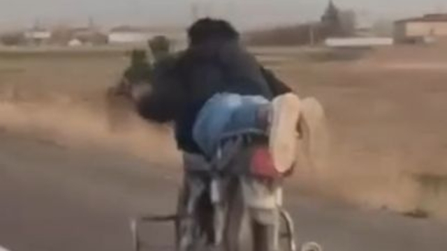 Motosikleti yüzüstü yatarak kullanan sürücüye 88 bin TL ceza