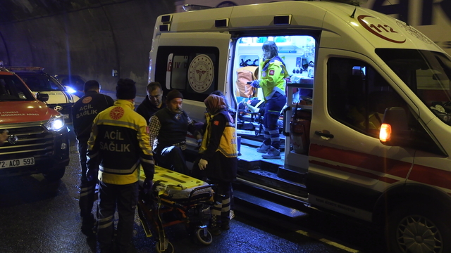 Bolu Dağı Tüneli'nde TIR ile otomobil çarptı: 5 yaralı