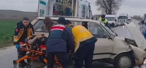 Çorum'da iki otomobil kafa kafaya çarpıştı: 3 yaralı