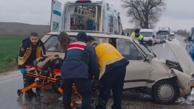 Çorum'da iki otomobil kafa kafaya çarpıştı: 3 yaralı
