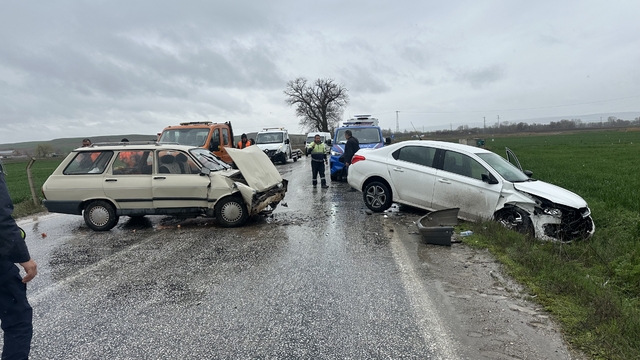 Çorum'da iki otomobilin çarpıştığı kazada 3 kişi yaralandı