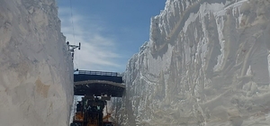 Nisan ayında 6 metreyi bulan karda yol açma çalışması