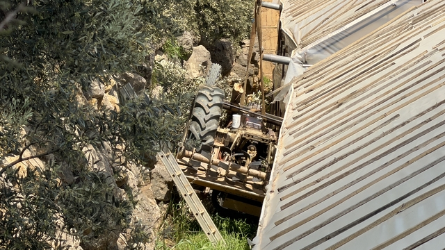 Alanya'da bahçeye devrilen traktörün sürücüsü öldü