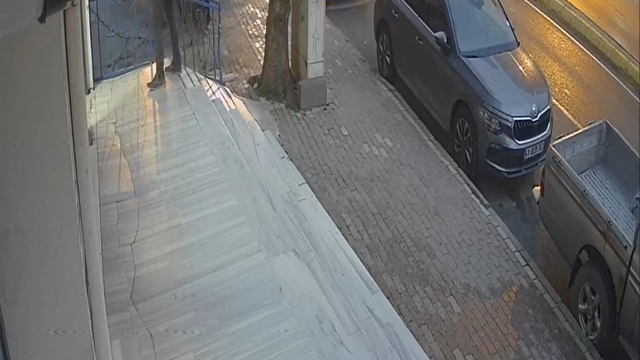 4 araca çarptı, hızını alamayıp markete daldı
Ortalığı birbirine katan kazanın ilk anları kamerada