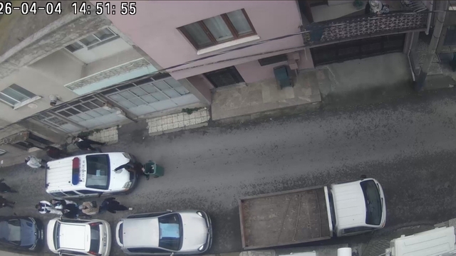 Bursa'da korku filmlerine konu olacak cinayet
40 yılık eşini satırla 15 parçaya bölüp çöp kutularına böyle atmış
Satırlı dehşetin faili yaşlı kadın eşinin parçalarını attığı çöp kutularını tek tek gösterdi