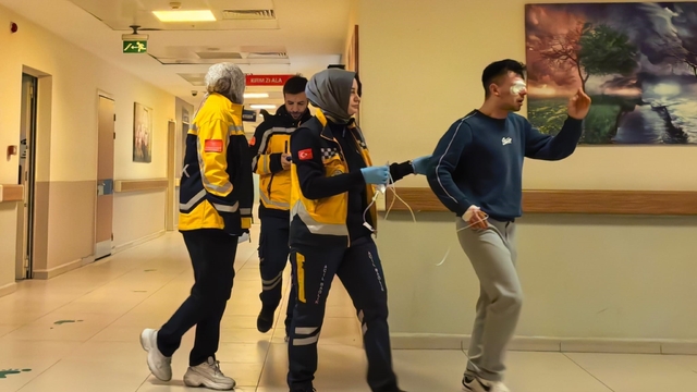 Bursa'da kesim makinesinden fırlayan parça işçinin gözüne saplandı