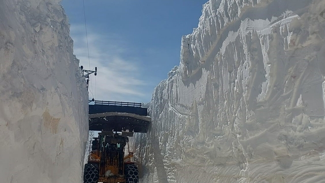 Nisan ayında 6 metreyi bulan karda yol açma çalışması