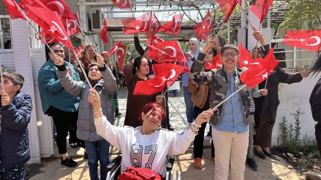 Hatay'da özel gereksinimli öğrenciler "sahte ihbarla" polise sürpriz kutlama yaptı