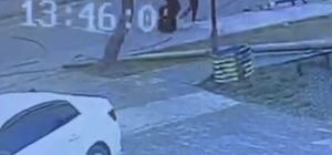 Tatvan’da faciadan dönüldü: Telefon direği az kalsın yoldan geçen 2 kişinin üzerine düşecekti