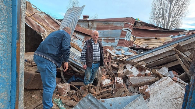 Yozgat'ta ahır çatısı çöktü; 6 büyükbaş kurtarıldı