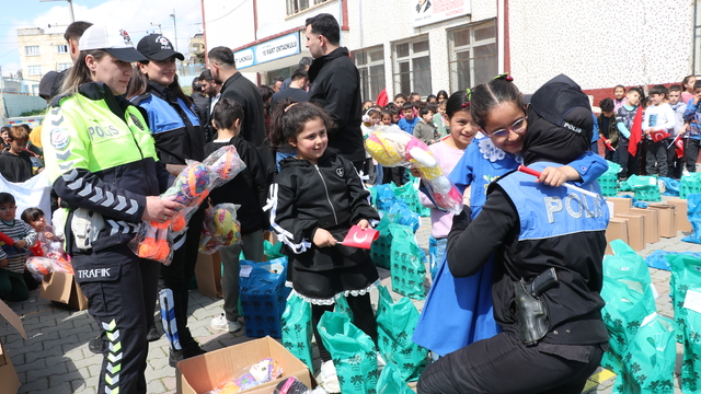 Siirt'te polis 350 öğrenciye ayakkabı ve oyuncak dağıttı