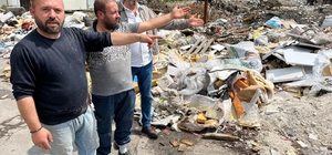 "Buca'da çöp durumu Hindistan'dan daha berbat" Buca'da çöplüğe dönen boş arazi esnafı isyan ettirdi