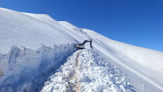 Hakkari'de askeri üs bölge yollarında 6 metrelik karla mücadele