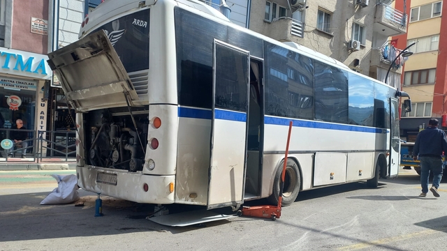 Manisa'da tamir etmeye çalıştığı otobüsün altında kalan usta yaralandı