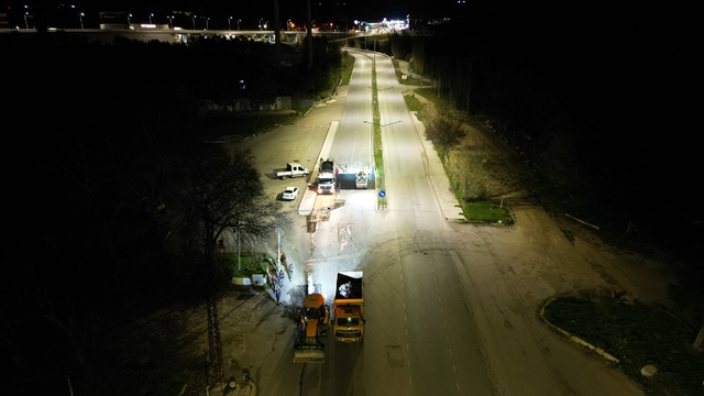 Çorum Belediyesi'nde gece mesaisi: Gece onarılan yol sabah trafiğe açıldı