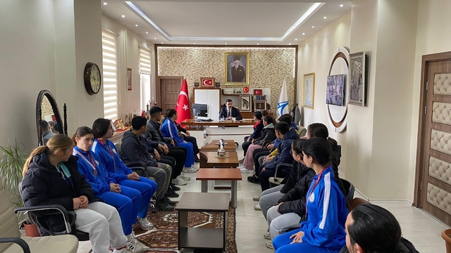 Arpaçay'da öğrencilerden gururlandıran tablo