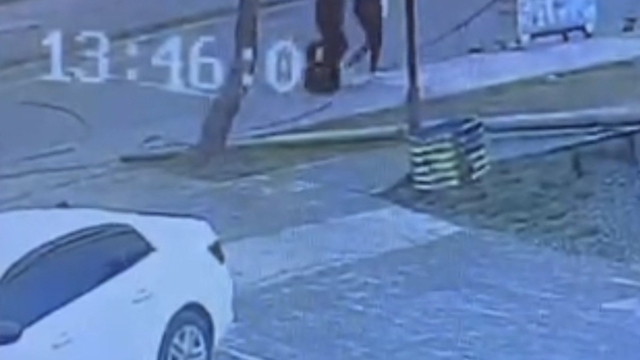 Tatvan'da faciadan dönüldü: Telefon direği az kalsın yoldan geçen 2 kişinin üzerine düşecekti