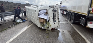 D100'de minibüs devrildi: 1 yaralı